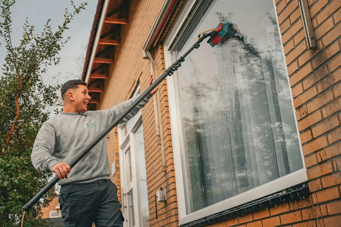 Nettoyage d'une fenêtre à la perche